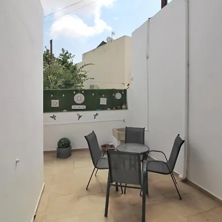 Nik's Nest House *